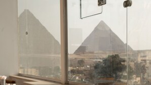 Ein Essbereich mit Blick auf eine Pyramide durch ein Fenster.