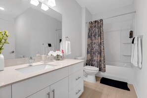 Secadora de cabello, toallas, jabón, papel de baño