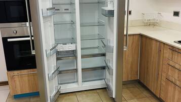 Lave-vaisselle, blender, batterie de cuisine, vaisselle et ustensiles