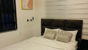 2 chambres, coffres-forts dans les chambres, bureau