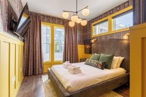 8 bedrooms, desk, iron/ironing board, free WiFi - Ophelia & Owen at The Lucy - Dual Townhomes + Hot Tub (Nashville)