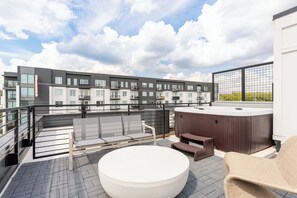 Outdoor spa tub - Ophelia & Owen at The Lucy - Dual Townhomes + Hot Tub (Nashville)