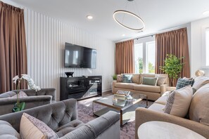 Smart TV - Ophelia & Owen at The Lucy - Dual Townhomes + Hot Tub (Nashville)