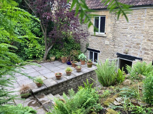 Charming cottage 2 miles from Bath City Centre