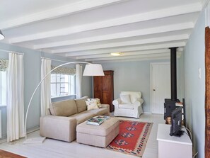 Fernseher, Kamin, Stereoanlage