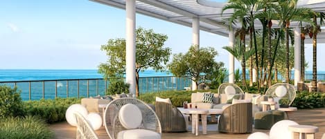 Espacio para trabajar con laptop, wifi gratis y ropa de cama