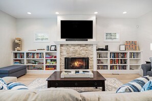 Smart-TV, Kamin, Tischfußball, Bücher