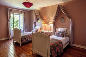10 bedrooms, desk, iron/ironing board, travel crib