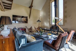 Smart-tv, een open haard, een dvd-speler en tafelvoetbal