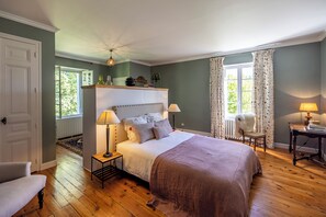 10 slaapkamers, een bureau, een strijkplank/strijkijzer, reisbedje