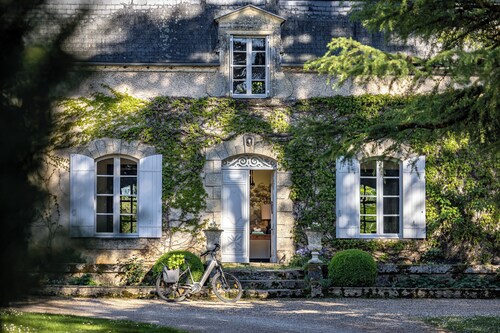 Le Domaine Des Ormeaux, 2 houses with large heated swimming pool and 4 ha park.