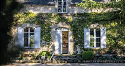 Le Domaine Des Ormeaux, 2 houses with large heated swimming pool and 4 ha park.