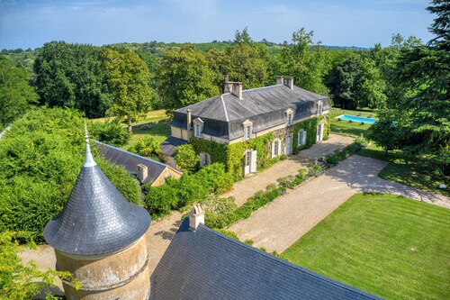 Le Domaine Des Ormeaux, 2 houses with large heated swimming pool and 4 ha park.