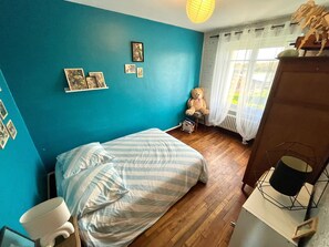 3 bedrooms, desk, travel cot