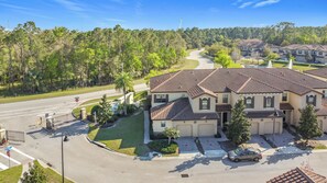 Exterior - New Disney Luxurious 4 Bedroom Townhome With Resort Pool Close to Parks & Golf (Davenport)