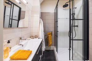 Comfort House, Pool View | Bathroom | Shower, hair dryer, bathrobes, slippers - Domaine des Chanoines Blancs (Gouy-Saint-Andre)