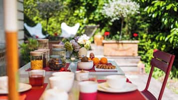 Daily local cuisine breakfast (EUR 25 per person)
