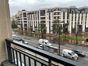 Property grounds - Seemingly comfortable and modern  (Clamart)