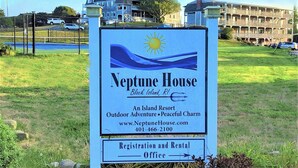 Naamplaatje voor Neptune House, een eilandresort met avontuur in de natuur en een vredige sfeer.