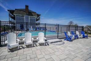 Seasonal outdoor pool, pool umbrellas, pool loungers - Neptune House Block Island Resort (Block Island)