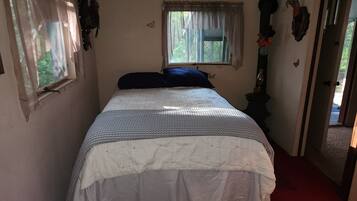 1 bedroom, bed sheets