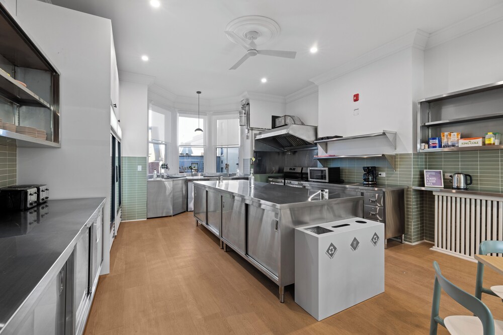 HI Halifax Heritage House by null