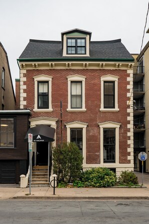 Front of property - HI Halifax Heritage House - Hostel (Halifax)