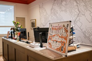 Reception - HI Halifax Heritage House - Hostel (Halifax)