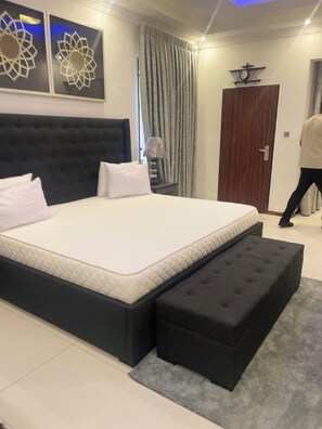 4 dormitoris, escriptori i planxa i posts de planxar