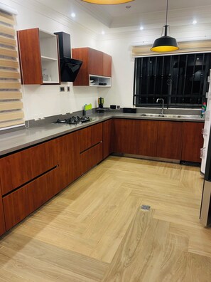 Microondas, placa de cocina, lavavajillas, silla alta para bebés