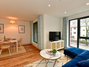 TV - Beautiful 3 Bed Town House - Pass the Keys (Cardiff)