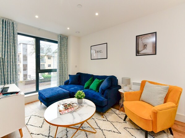 TV - Beautiful 3 Bed Town House - Pass the Keys (Cardiff)