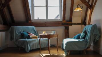 Deluxe suite | Woonruimte | Televisie