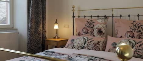 Doppelzimmer 1 | Tallelokero huoneessa, äänieristys, silitysrauta/-lauta, ilmainen Wi-Fi