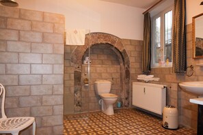 Luxus-Apartment | Bathroom | Shower, hair dryer, slippers, towels - Boutique-Hotel im Sternenhof (Großkarlbach)