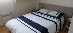 4 室のベッドルーム、アイロン / アイロン台、WiFi、ベッドシーツ