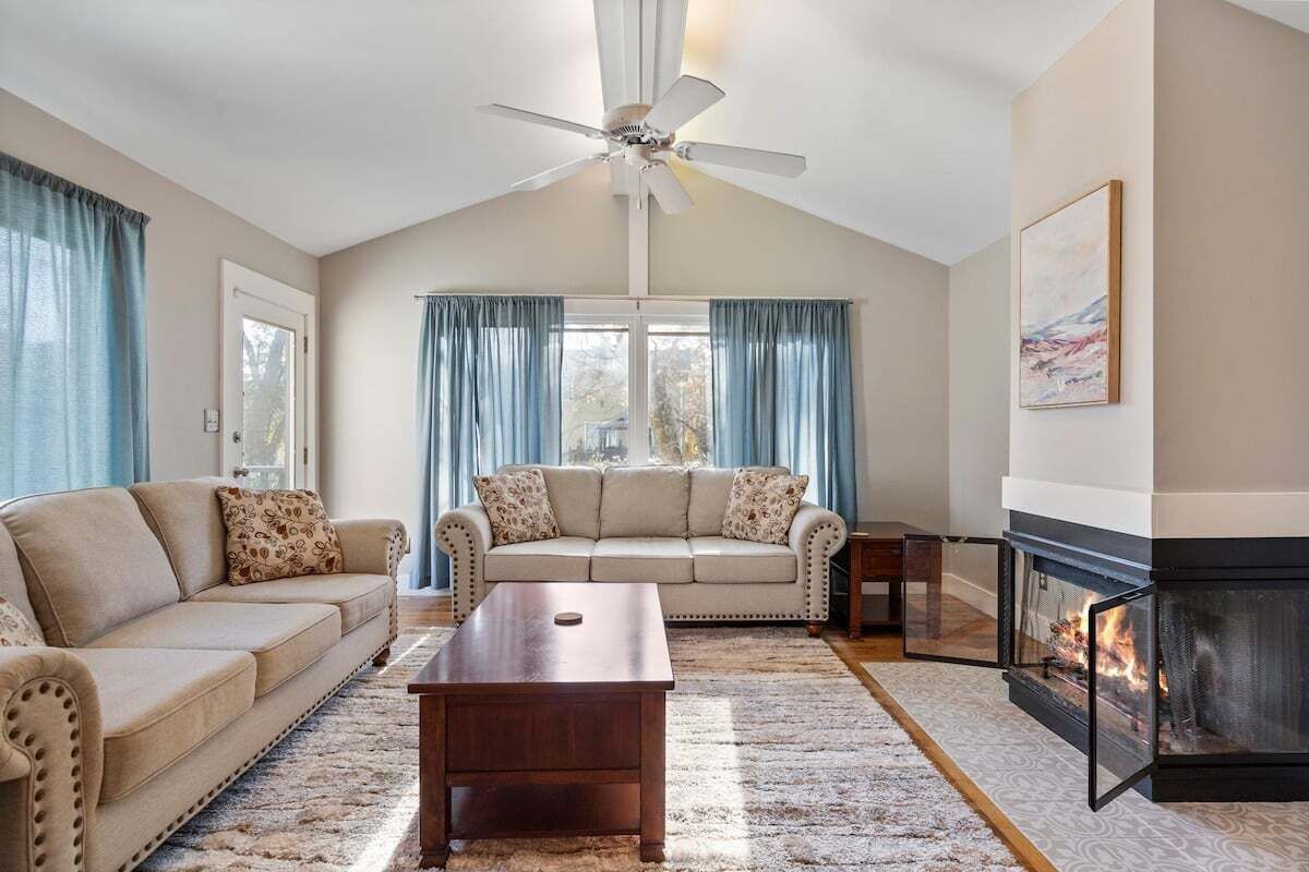 Smart TV, fireplace, books, offices