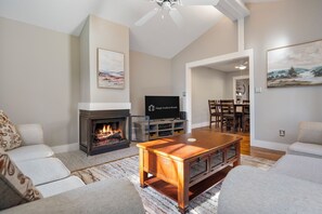 Smart-TV, peis, bøker og kontorer