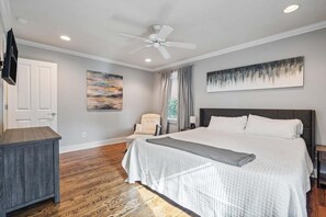 4 bedrooms, desk, iron/ironing board, WiFi (free)