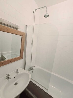 Free toiletries, towels, soap, shampoo - OYO Kingswood Hotel (Maidenhead)