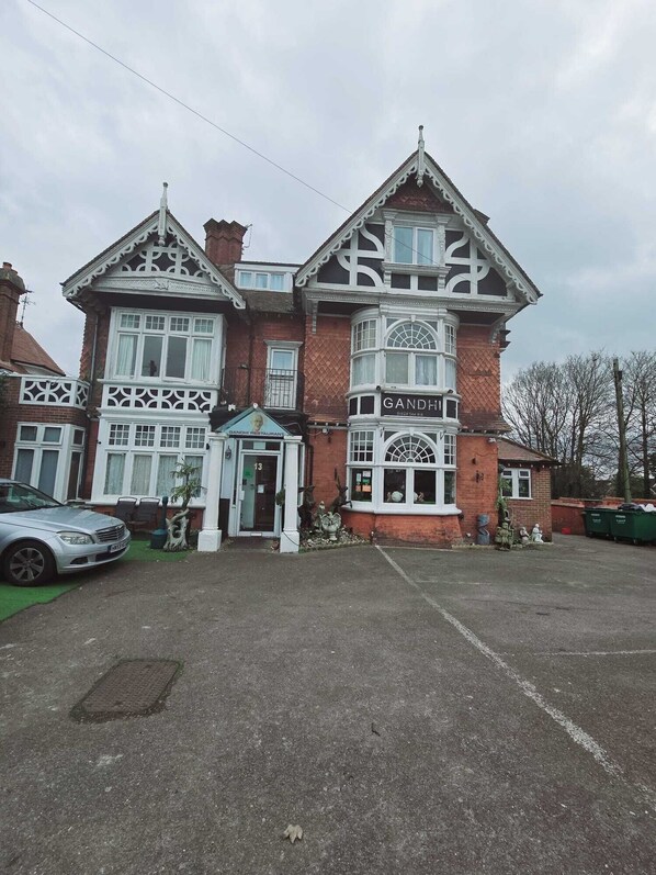 Front of property - OYO Kingswood Hotel (Maidenhead)