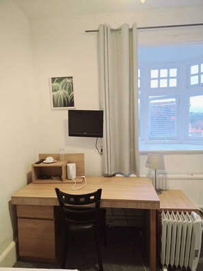 Desk, laptop workspace, free WiFi, bed sheets - OYO Kingswood Hotel (Maidenhead)