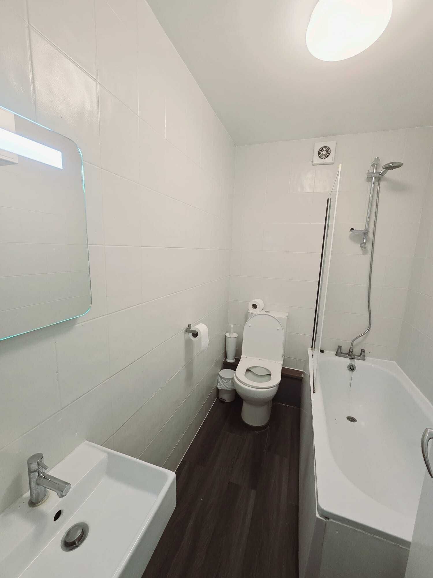 Standard Triple Room, Multiple Beds | Bathroom | Free toiletries, towels, soap, shampoo