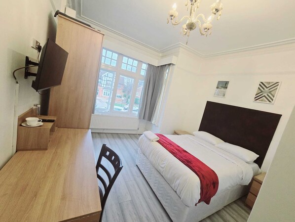 Desk, laptop workspace, free WiFi, bed sheets - OYO Kingswood Hotel (Maidenhead)