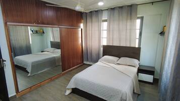 1 sovrum, skrivbord, strykjärn/strykbräda och gratis wi-fi