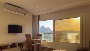 Deluxe Double Room, Mountain View | In-room dining - Rosetta Pyramids Inn (Giza)