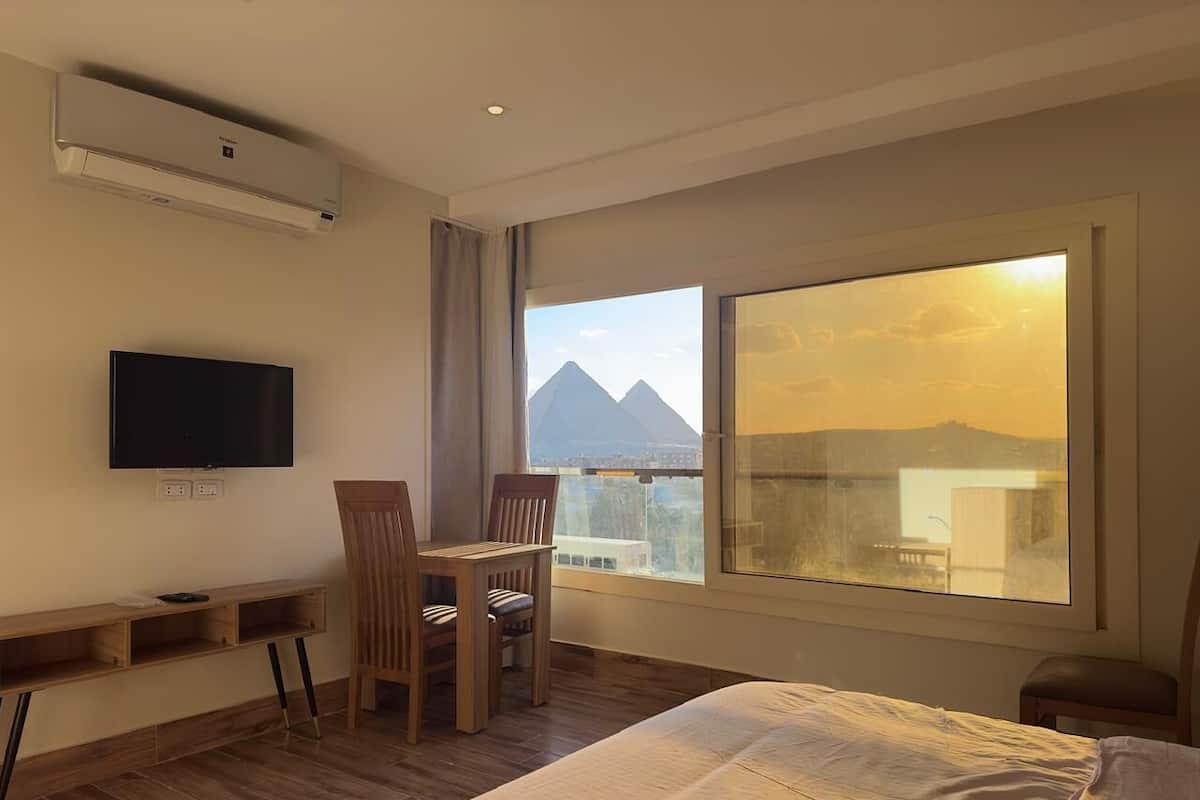 Deluxe Double Room, Mountain View | In-room dining