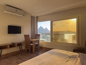 Deluxe Double Room, Mountain View | In-room dining