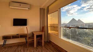 Deluxe Double Room, Mountain View | In-room dining - Rosetta Pyramids Inn (Giza)