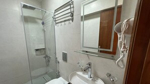 Separate tub and shower, free toiletries, hair dryer, towels - Rosetta Pyramids Inn (Giza)